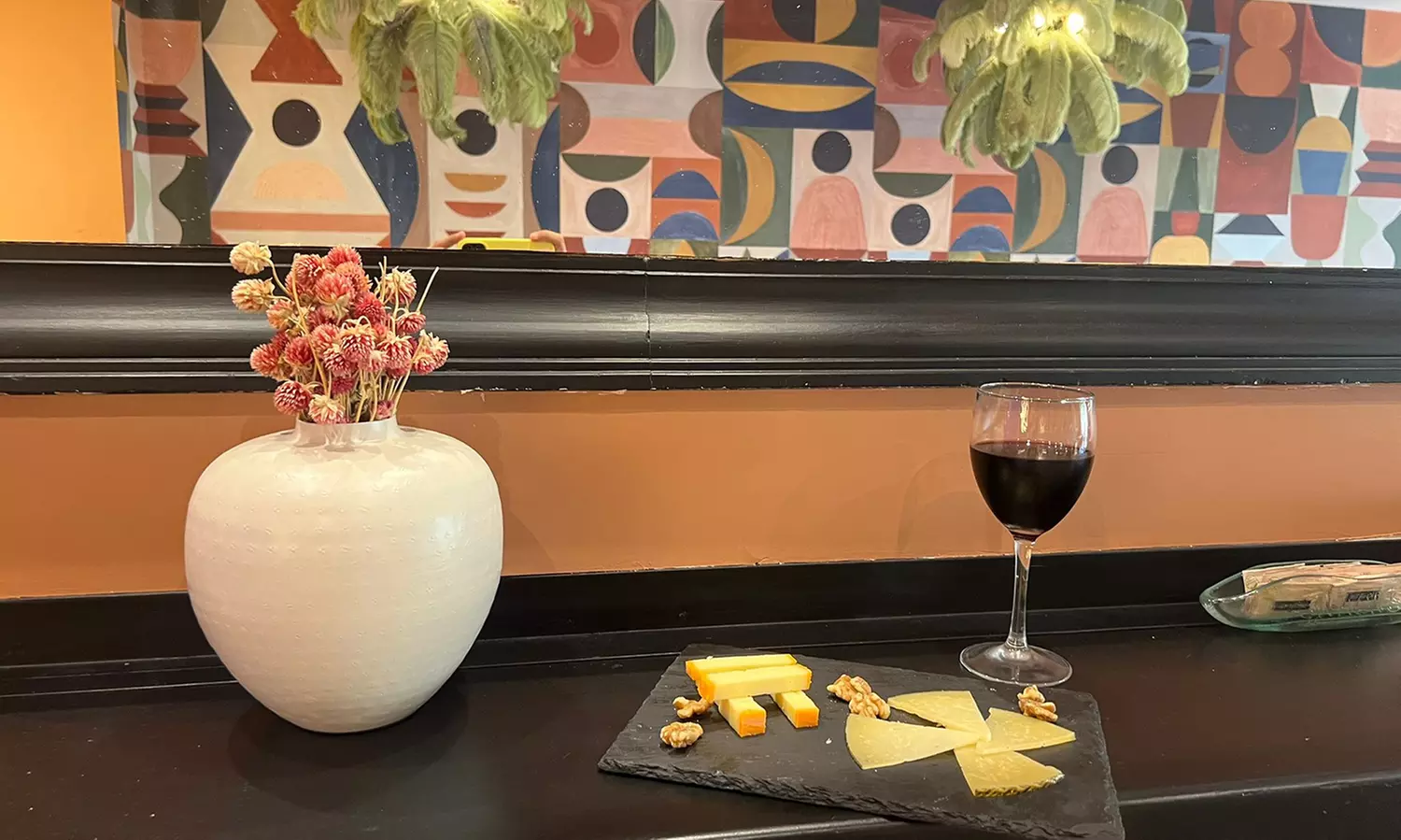 Cata de vinos y quesos en el centro histórico de Valencia