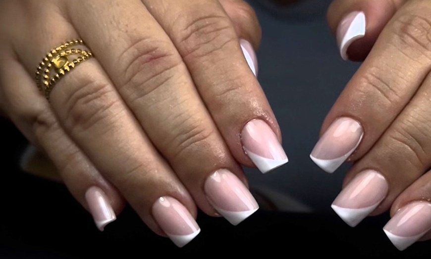 Image 7: Manicura, pedicura o uñas acrílicas con esmaltado monocolor a elegir