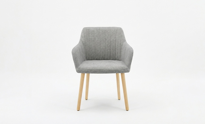 Image 8: Sillón tapizado de estilo escandinavo con patas de madera natural