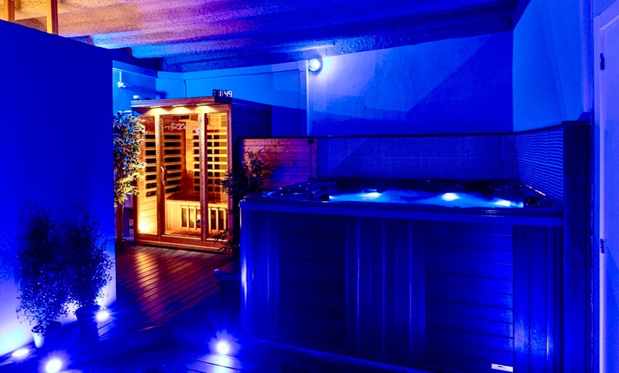 Image 1: Masaje en pareja de 45 o 60 minutos con opción a hidromasaje y sauna
