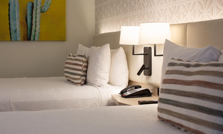 Image 3: Palm Springs Resort: Stunning Mountain Views!