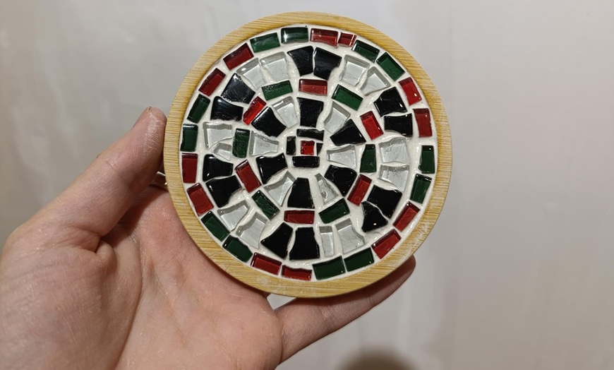 Image 14: Taller de posavasos de mosaico en galería de arte en Madrid centro