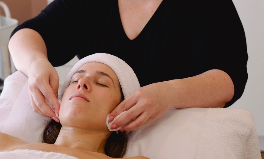 Image 9: 60, 80, or 100-Minute Aromatherapy Massage with Deep Cleansing Facial