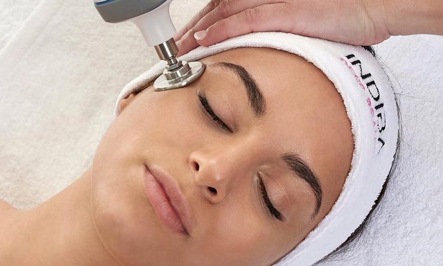 Image 1: Radiofrecuencia en rostro, cuello y escote