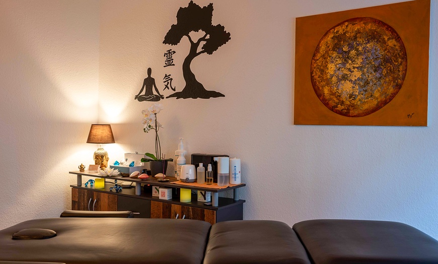 Image 2: 45 Min. Rücken-, Triggerpunkt-Massage + Vibrationstherapie oder Reiki