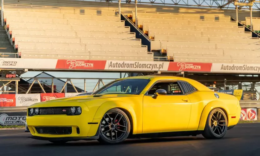 Jazda za kierownicą super auta ze szkoleniem i filmem – wiele torów