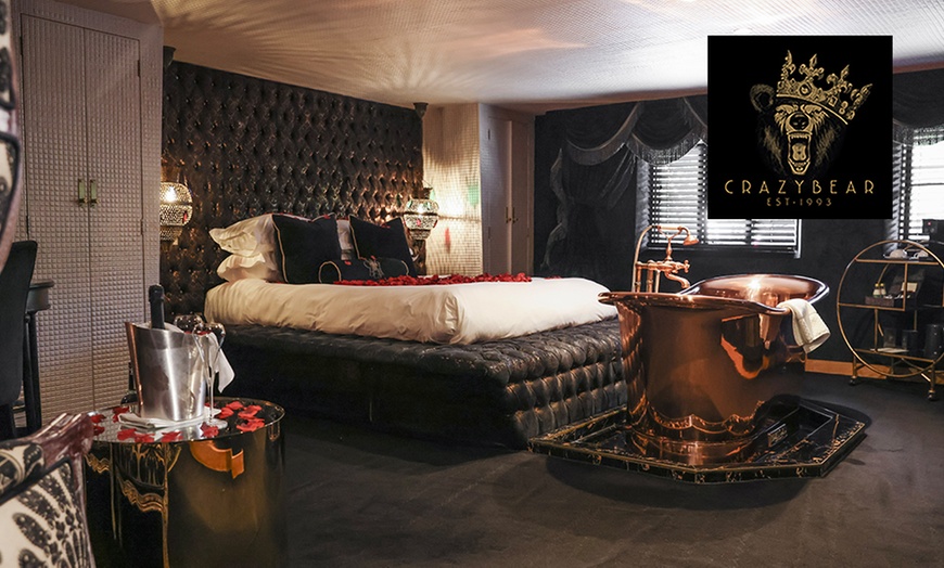 Image 1: Oxfordshire: 5* Luxurious Hotel Break with Dinner & Champagne