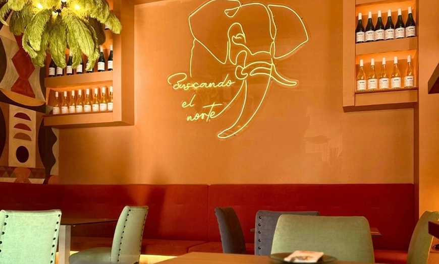 Image 5: Cata frente a L´Hemisferic de 4 vinos maridados con 2 tipos de quesos