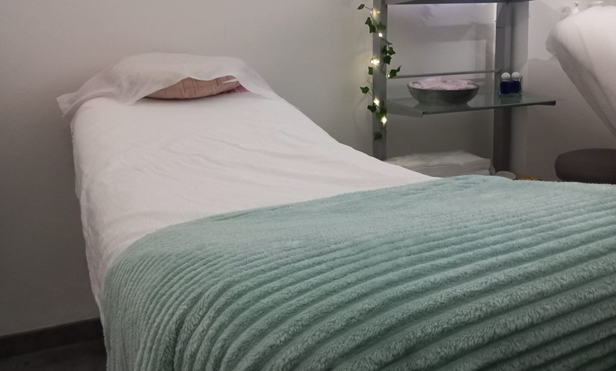 Image 2: Masajes relajantes o descontracturantes de 30, 45 o 60 minutos 