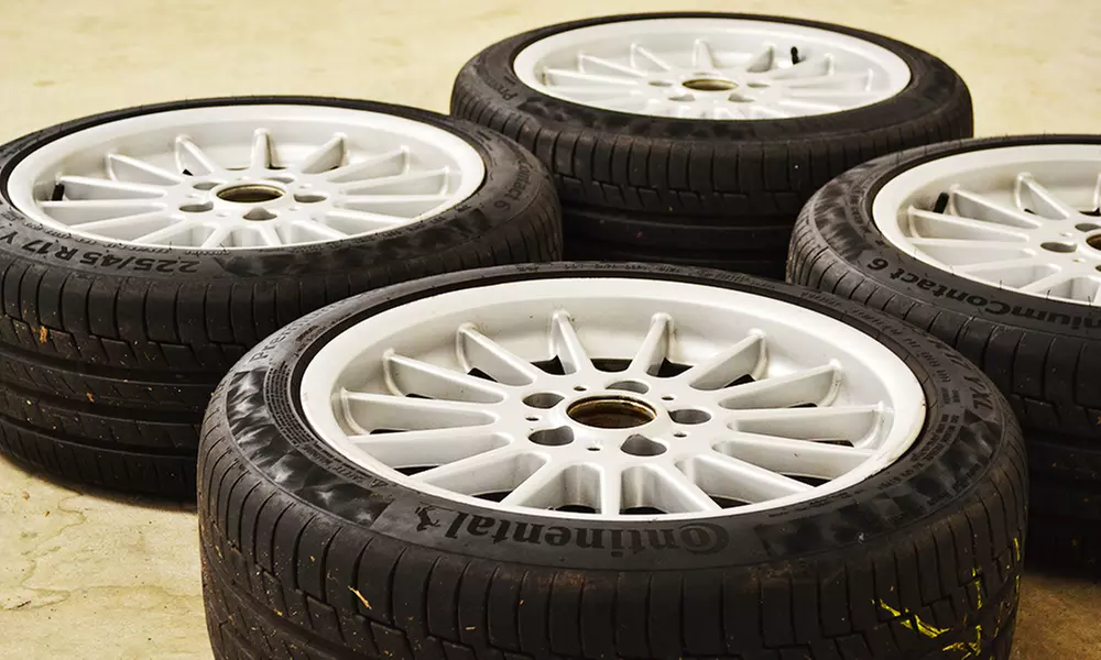 Basis, Premium oder Intensive Innen- und Außenreinigung für 1 Fahrzeug