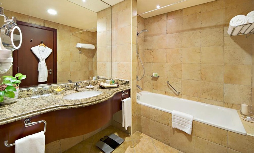 Image 7: Abu Dhabi: One Night Stay with Breakfast and Dinner