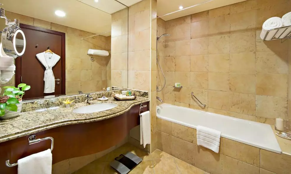 Abu Dhabi: One Night Stay with Breakfast and Dinner