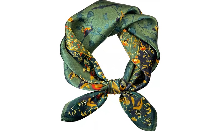 Image 18: Foulard en soie avec motif 