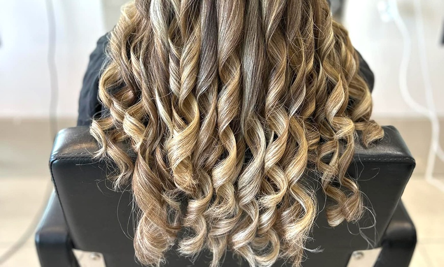 Image 5: Wash, Cut, Blowdry, Choice of Highlights and FUL moisture treatment