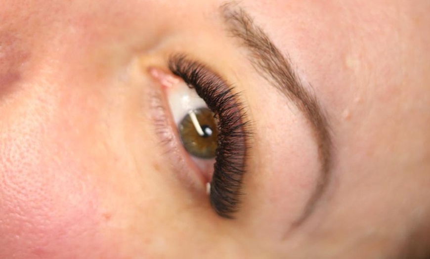 Image 7: Extensiones de pestañas pelo a pelo volumen natural, 2D o 3D