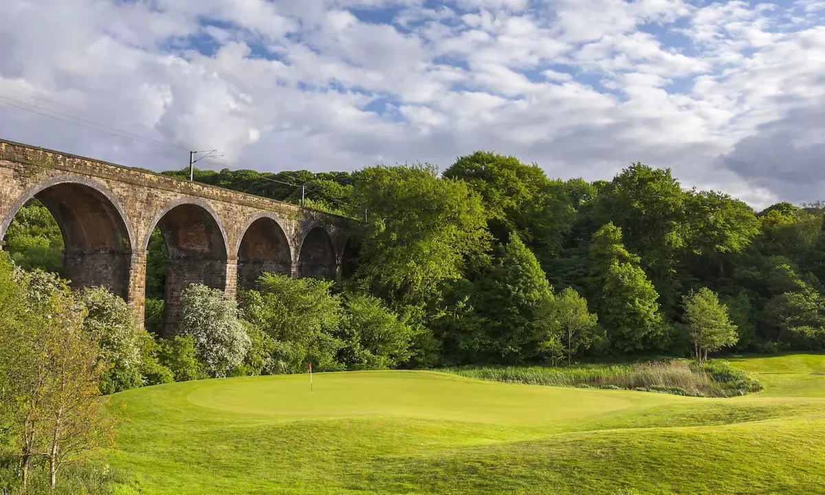 West Yorkshire: 4* Standard Double or Twin Room with Breakfast & Wi-Fi