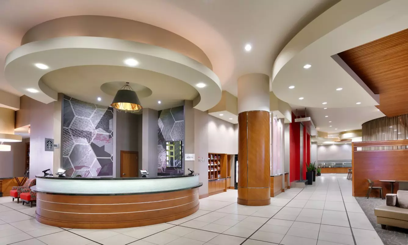 Hotel Stay w/ Rooftop Pool & Breakfast. Minutes From The Strip