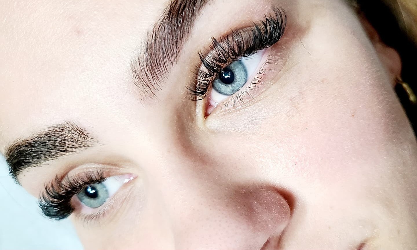 Transform Your Look: Perfectly Shaped Brows and Lashes Await You!
