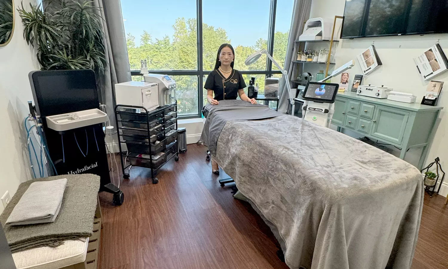 1, 3 or 5 Sessions of 90-Minute Gold Luxury Facials