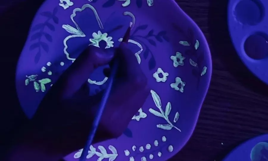 Taller de pintura de abanicos fluorescentes con bebida y cheesecake