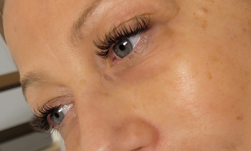 Image 3: Custom-Mapped Classic Lash Full Set or Luxurious Volume Lashes