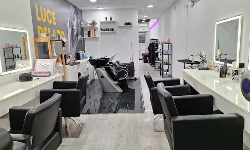 Image 6: Sesión de peluquería con opción a mechas y/o tinte de raíz para 1 