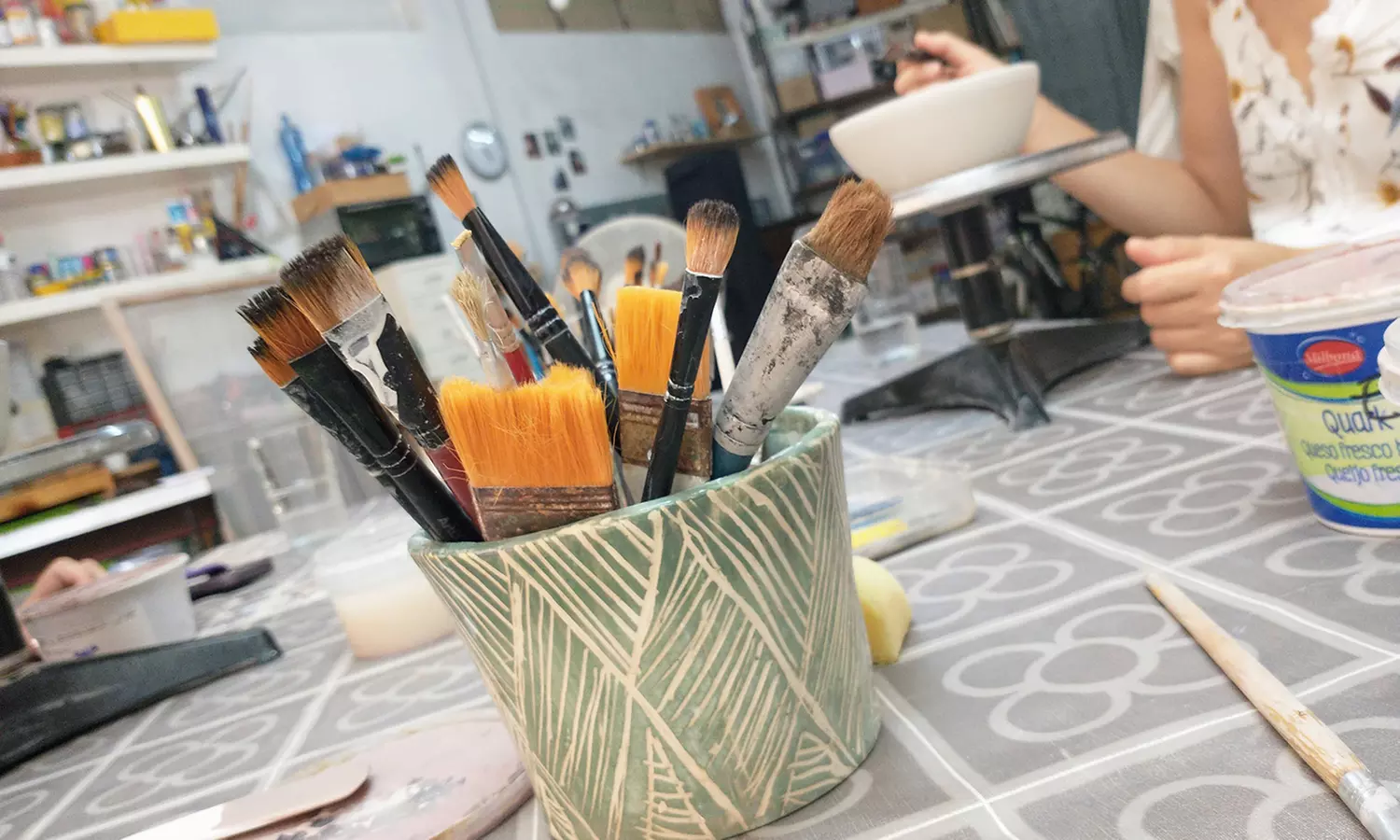 ¡Taller de pintura en cerámica con bebidas para 1 o 2 personas!