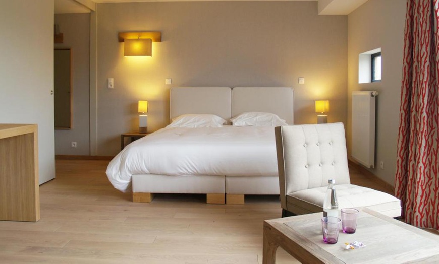 Image 2: Finistère en 4* : chambre double avec balcon vue jardin, option pdj