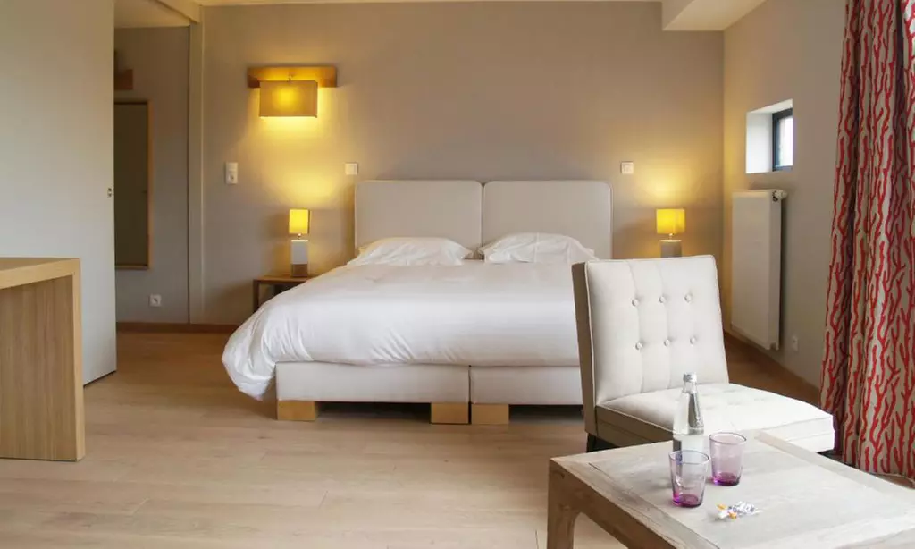 Finistère en 4* : chambre double avec balcon vue jardin, option pdj