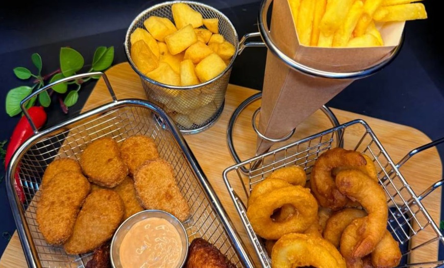 Image 6: Menú de pizza o hamburguesa con patatas y bebida para 2 o 4 personas