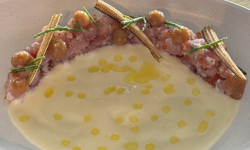 Image 20: Menú fusión para 2 o 4 personas con postre y opción a botella de vino