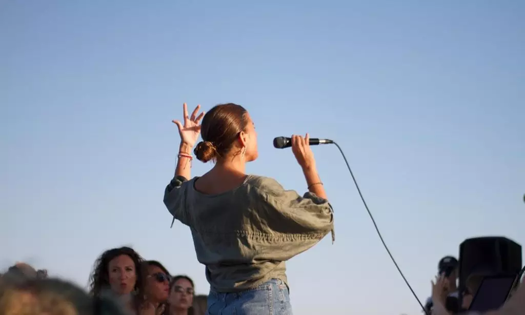 Paseo de 90 minutos en catamarán al atardecer con música en vivo