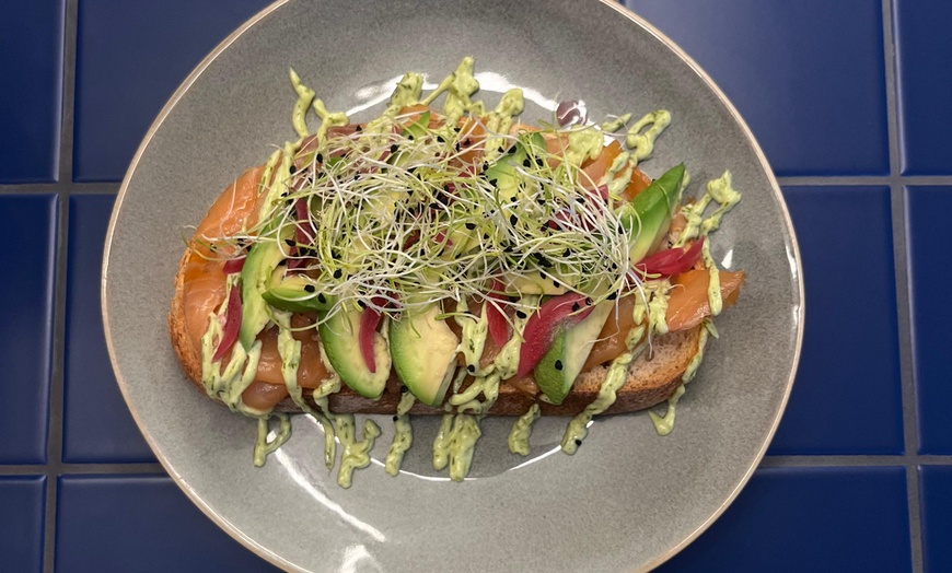 Image 4: Smakelijke lunchervaring met vers belegde toast bij bruisende hotspot