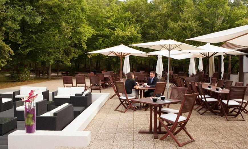 Image 17: Proche Fontainebleau en 4* : chambre double avec pdj et spa