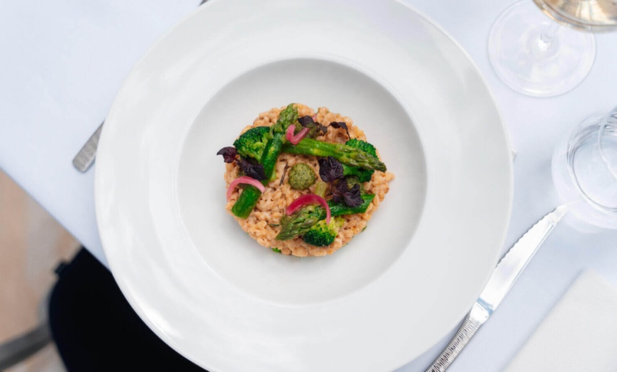 Image 3: Envolée gourmande avec un menu des délices aux portes de Paris