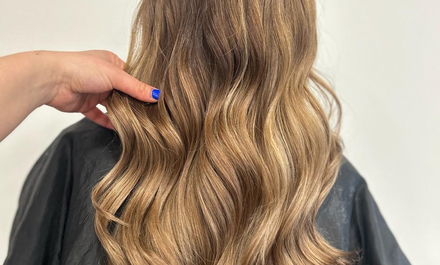 Image 3: Waschen, Schneiden, Föhnen für Damen und/oder inkl. Augenbrauen-Pflege