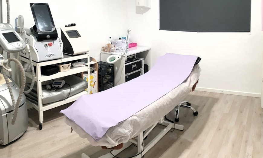 Image 2: 3, 6 o 9 sesiones con cavitación, presoterapia y masaje drenante 