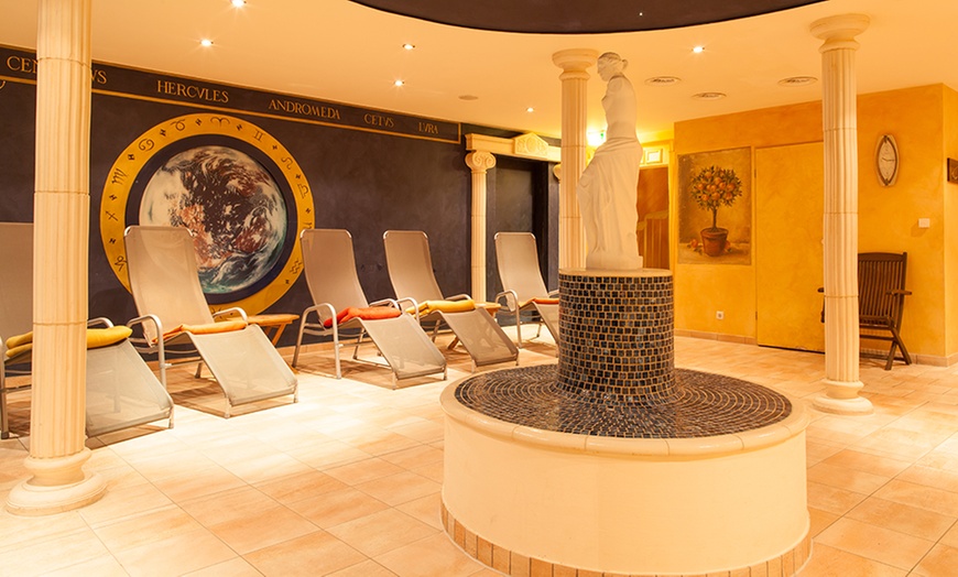 Image 6: Tageskarte für Pool & Sauna, opt. Rücken-Massage/Dinner für 1-2 Pers.