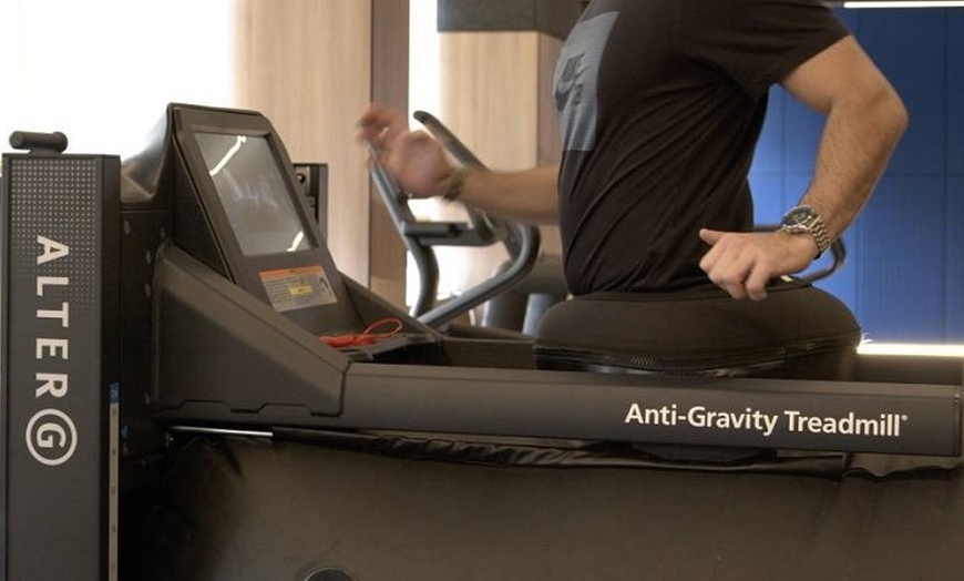 Image 5: 1 o 3 sesiones en cinta de correr sin gravedad para 1 o 2 personas