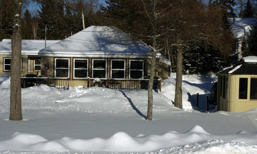 Image 5: Cottage and Private Hot Tub For 6