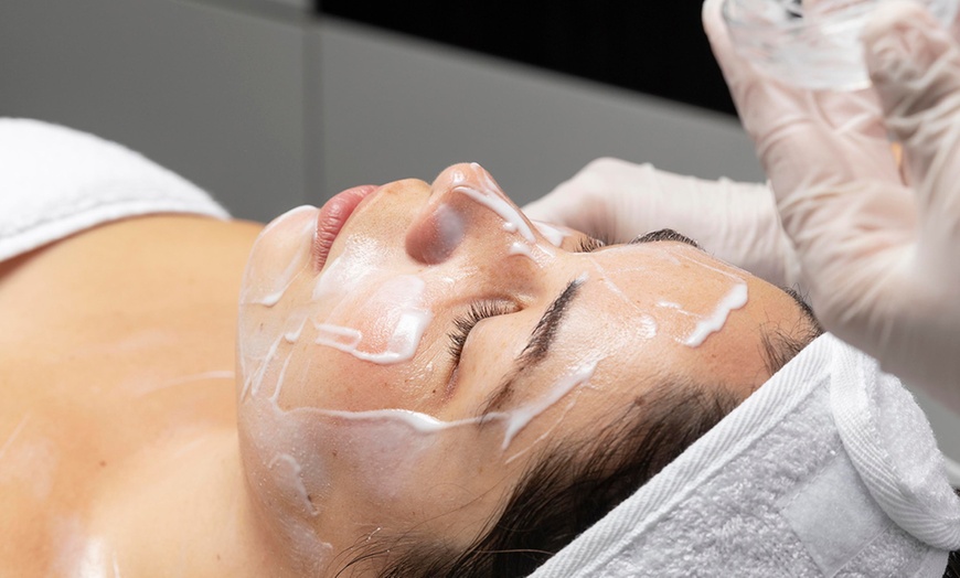 Image 2: One Express or Signature Deluxe Aqua Peel Skin Session at Miami Kiss