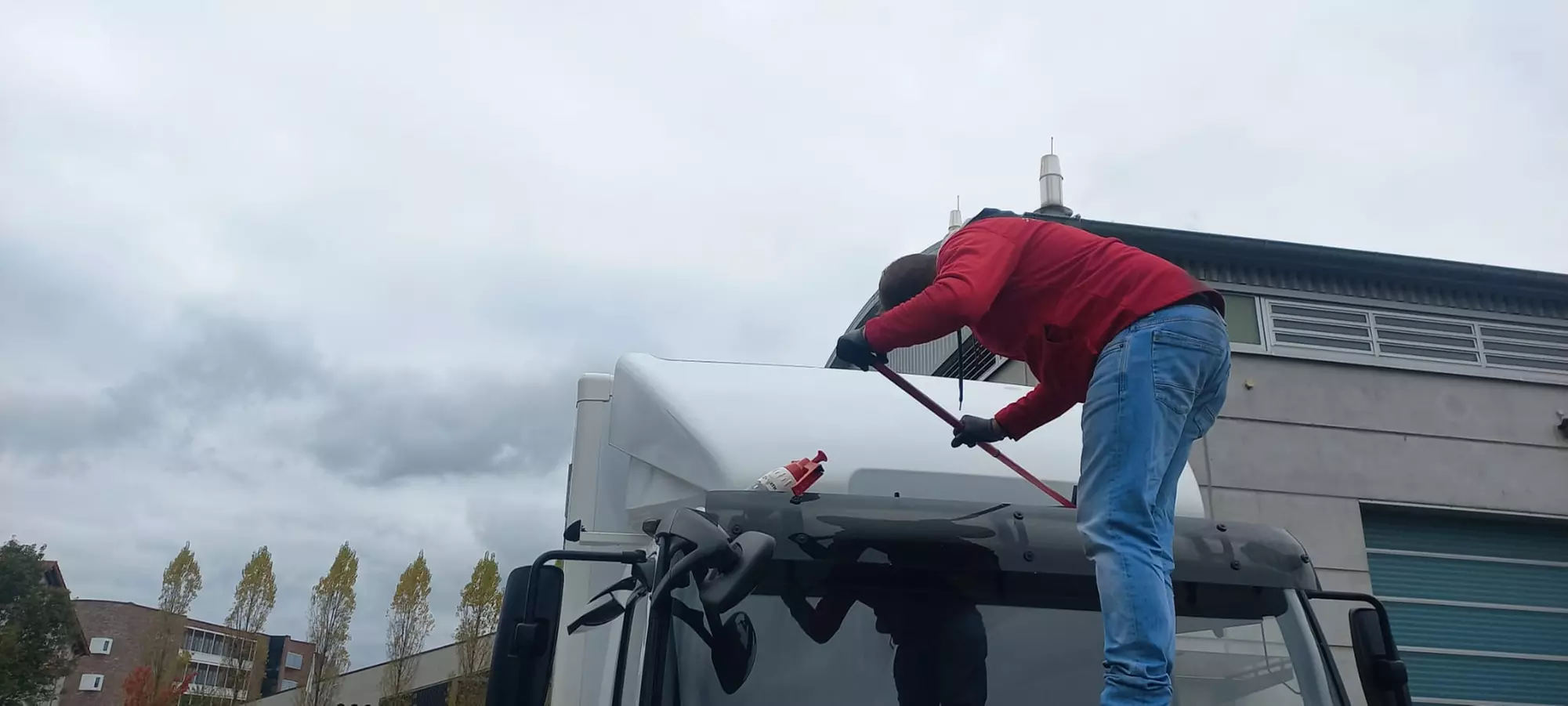 Premium-Innen- oder Außenreinigung für verschiedene Fahrzeugarten