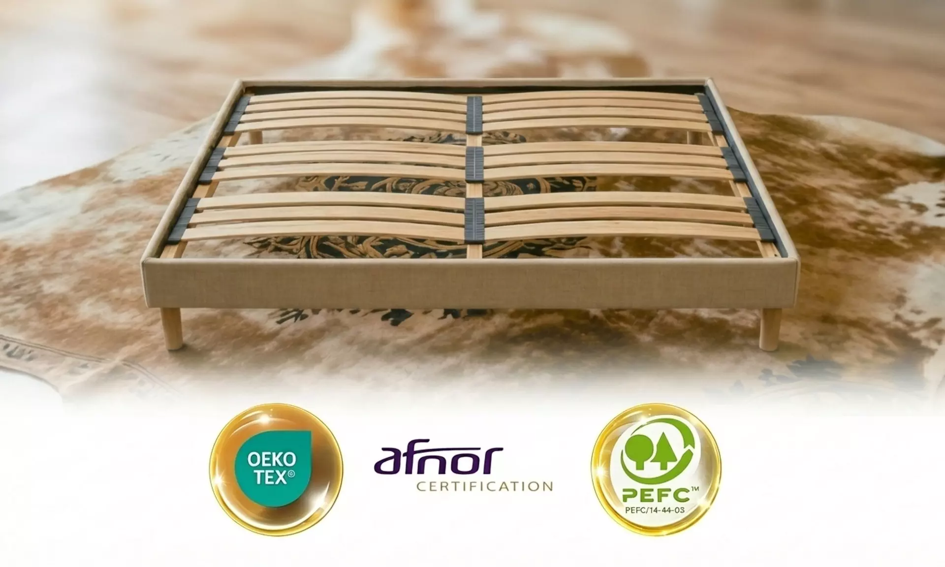 Gestoffeerde beige lattenbodem van duurzaam hout