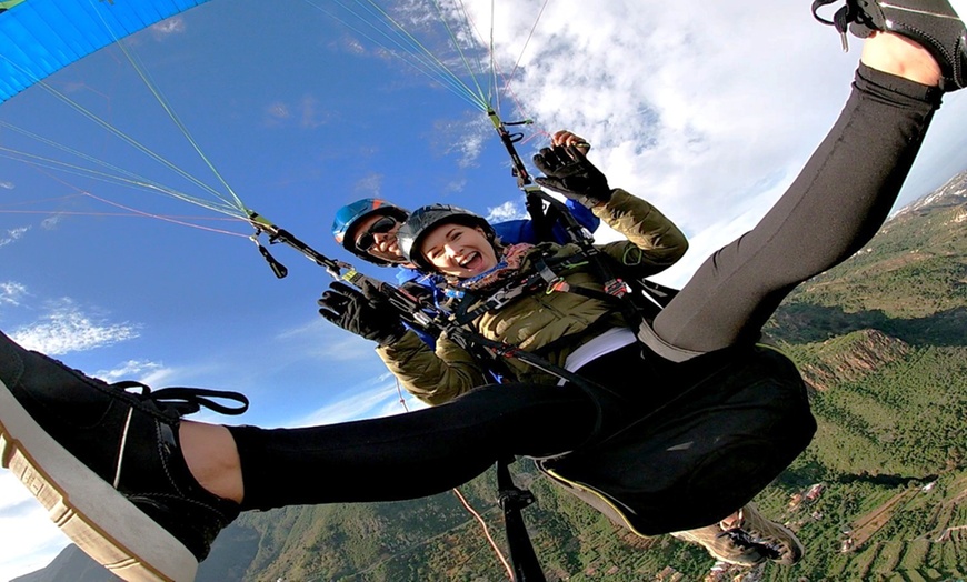 Image 3: Vuelo estándar o acrobático en parapente con video del despegue 
