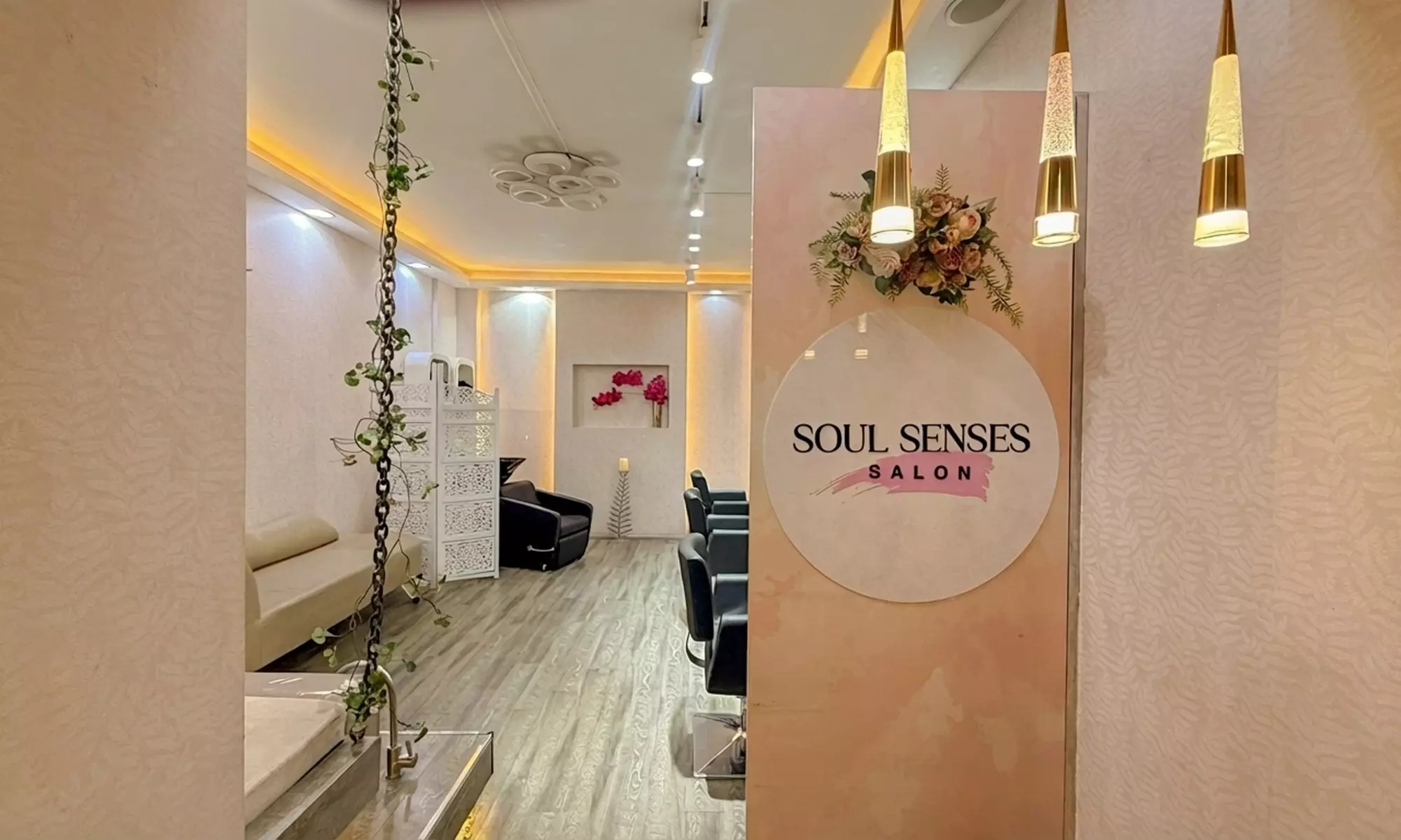 Get a Full Set of Natural 2D/3D or Russian Mega Volume Lash Extensions