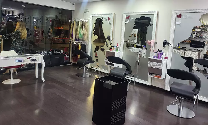 Image 12: Sesión de peluquería con masaje, corte y tratamientos extra a elegir