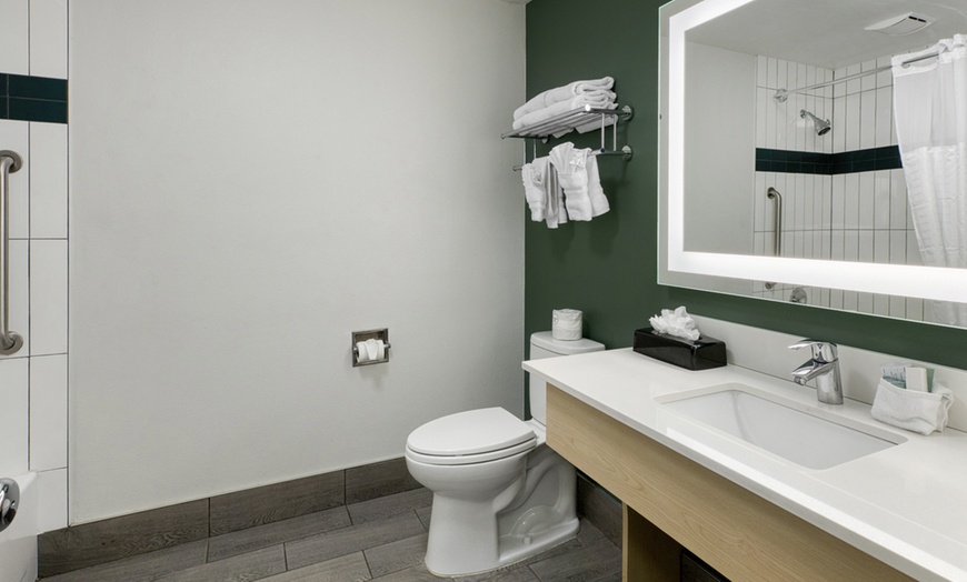 Image 7: Member Pricing: Relaxing Portland-Area Stay w/ Pool & Free Breakfast