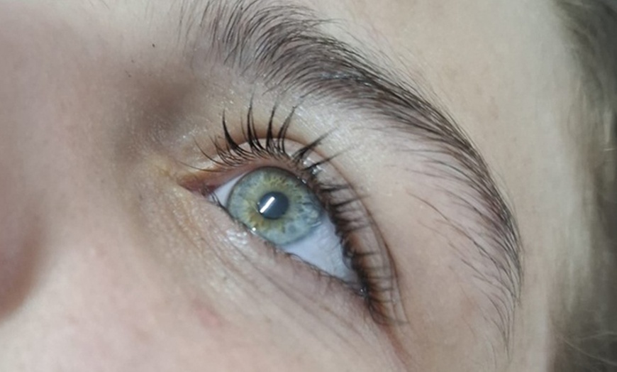 Image 1: Lifting y tinte de pestañas con opción a diseño y depilación de cejas