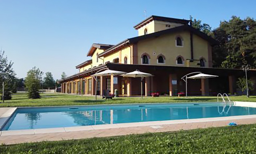 Image 1: Ornago: camera matrimoniale o quadrupla con colazione e piscina