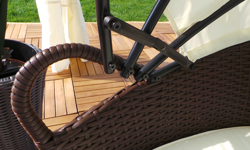 Image 8: Île de loisirs Swing & Harmonie® en poly rotin, éclairage LED solaire